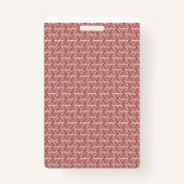 ラグの上に置かれた赤とピンクのテキスパターン(の模様が)あるト バッジ (裏面)