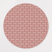 ラグの上に置かれた赤とピンクのテキスパターン（の模様が）あるト ラベル (デザイン2)