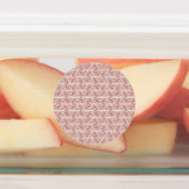 ラグの上に置かれた赤とピンクのテキスパターン（の模様が）あるト ラベル (貼付)