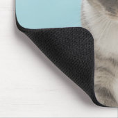 ラグの上のおもちゃマウスを見ている猫 マウスパッド (コーナー)