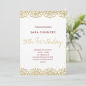 ラグジュアリーなゴールドグリッターが輝く、深紅のクロシェ編み レーザーカットスタイル 招待状 (スタンド正面)