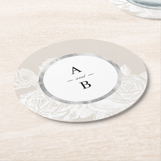 ラグジュアリーなニュートラルカラーのヴィンテージ フラワー ウェディング モノグラム ラウンドペーパーコースター (アングル)
