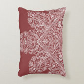 ラグジュアリーイタリアンレースパターンホワイトオンダスティレッド アクセントクッション (正面(垂直))