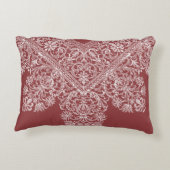 ラグジュアリーイタリアンレースパターンホワイトオンダスティレッド アクセントクッション (裏面)