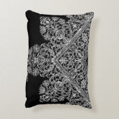 ラグジュアリーイタリアンレースパターンホワイトオンブラック アクセントクッション (裏面(縦))
