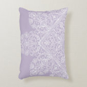ラグジュアリーイタリアンレースパターン、ホワイトラベンダーパープル アクセントクッション (正面(垂直))