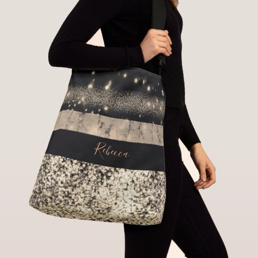 ラグジュアリーシック金ゴールドグリッターシグネチャーモノグラム クロスボディバッグ (クローズアップ)