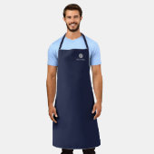 ラグジュアリーネイビーブルー&シルバーモノグラパーソナライズされたム エプロン (着用した状態)