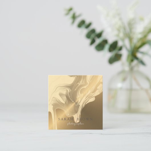 ラグジュアリーフェイク金ゴールドブラッシングメタルクリーム大理石ドリップ スクエア名刺 (スタンド正面)