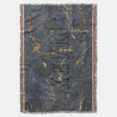 ラグジュアリーブラックと金ゴールドマーブルテクスチャモノグラム スローブランケット (正面縦)