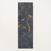 ラグジュアリーブラックと金ゴールドマーブルテクスチャモノグラム ヨガマット (正面)