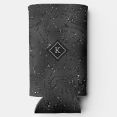 ラグジュアリーブラックバックグラウンドホワイトスパークルズモノグラム スリム缶クーラー (裏面)