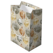 ラグジュアリーメタルオーナメントオンニュートラルベージュ ミディアムペーパーバッグ (正面アングル)