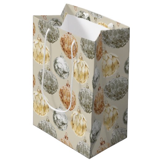 ラグジュアリーメタルオーナメントオンニュートラルベージュ ミディアムペーパーバッグ (正面アングル)