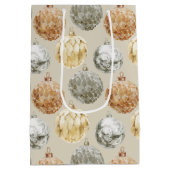 ラグジュアリーメタルオーナメントオンニュートラルベージュ ミディアムペーパーバッグ (裏面)