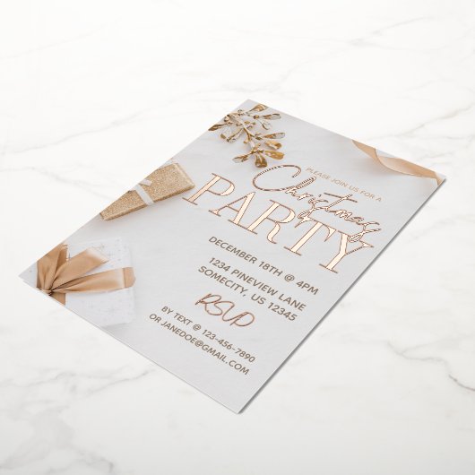 ラグジュアリー金ゴールドタイポグラフィクリスマスパーティー 箔招待状 (回転した状態)