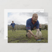 ラグビーの選手がラグビーピッチでボールを位置決めする ポストカード (正面/裏面)