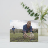 ラグビーの選手がラグビーピッチでボールを位置決めする ポストカード (スタンド正面)