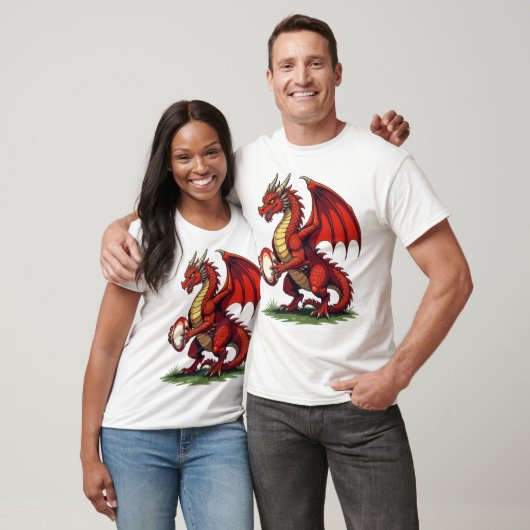 ラグビーボールを掲げる誇り高き赤龍 Tシャツ (ユニセックス)