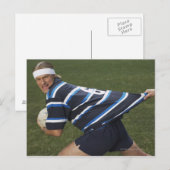 ラグビー選手がシャツを引っ張る ポストカード (正面/裏面)