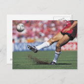 ラグビー選手がボールを蹴る ポストカード (正面/裏面)