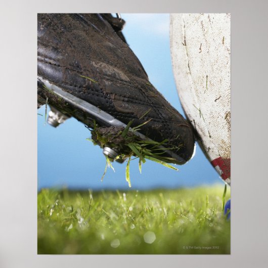 ラグビー選手がボールをTから蹴り出し、クローズアップ ポスター (正面)