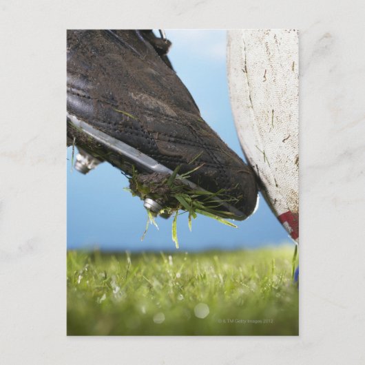 ラグビー選手がボールをTから蹴り出し、クローズアップ ポストカード (正面)