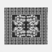 ラケカップアジサイ黒と白抽象芸術 フリースブランケット (正面(横))