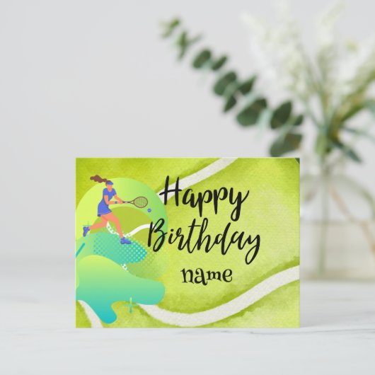 ラケットとボールを持ったテニスプレーヤーの誕生日 ポストカード (スタンド正面)