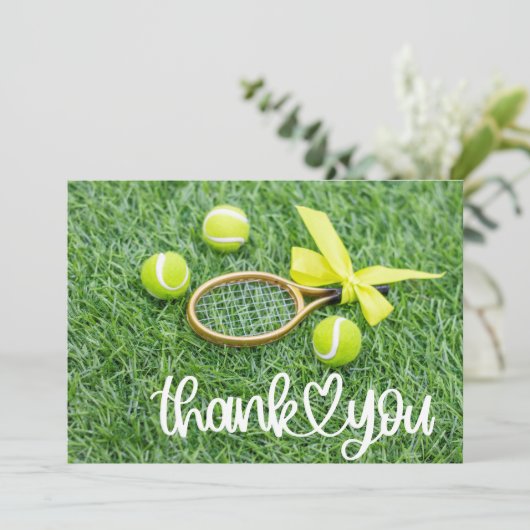ラケットとボールを緑の草に乗せたテニス サンキューカード (スタンド正面)