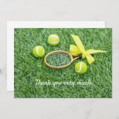 ラケットとボールを緑の草に乗せたテニス サンキューカード (正面/裏面)