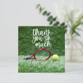 ラケットとボールを緑の草に乗せたテニス サンキューカード (スタンド正面)