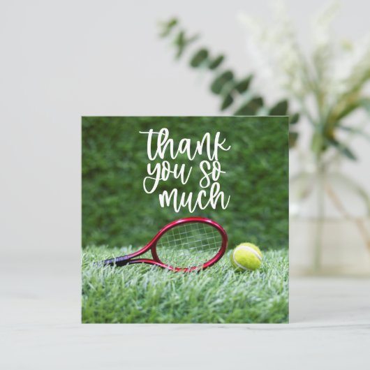 ラケットとボールを緑の草に乗せたテニス サンキューカード (スタンド正面)