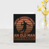 ラケットを持った老人を決して過小評価しなおもしろいい カード (黄色い花)