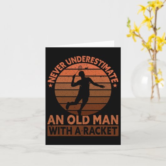 ラケットを持った老人を決して過小評価しなおもしろいい カード (黄色い花)