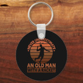 ラケットを持った老人を決して過小評価しなおもしろいい キーホルダー (正面)