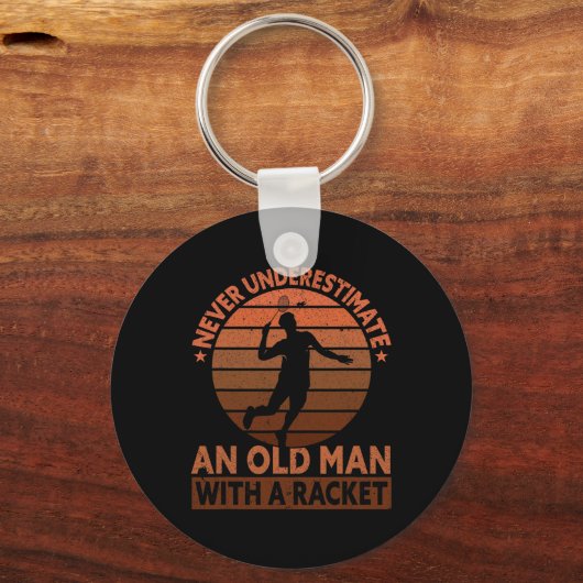 ラケットを持った老人を決して過小評価しなおもしろいい キーホルダー (正面)