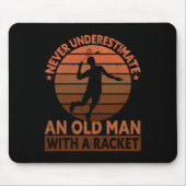 ラケットを持った老人を決して過小評価しなおもしろいい マウスパッド (正面)