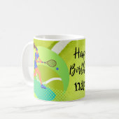 ラケット付きテニスプレーヤー及びボール誕生日 コーヒーマグカップ (正面左)