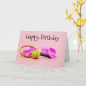 ラケット誕生日ピンクとテニスボール誕生日 カード (黄色い花)