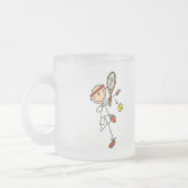 ラケットTシャツおよびギフトを持つテニス選手 フロストグラスマグカップ (左)