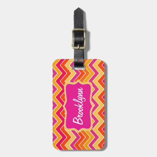 ラゲッジタグと名付けられた鮮やかなピンクの山形ジグザグ ラゲッジタグ (正面縦)