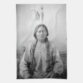 ラコタのリーダー座るブル先住民アメリカインディアン キッチンタオル (縦)