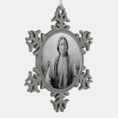 ラコタのリーダー座るブル先住民アメリカインディアン スノーフレークピューターオーナメント (左)