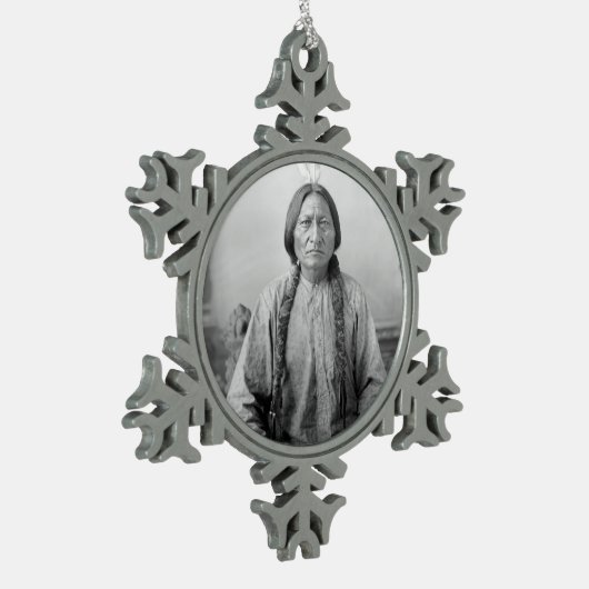 ラコタのリーダー座るブル先住民アメリカインディアン スノーフレークピューターオーナメント (左)