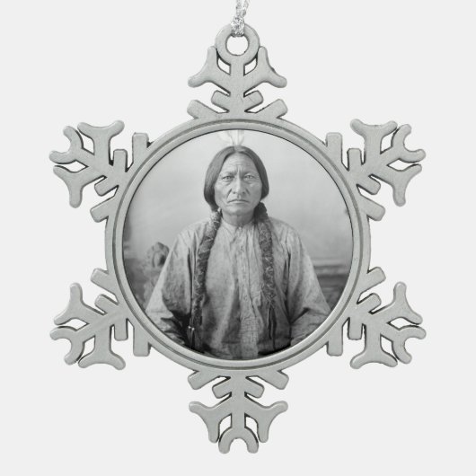 ラコタのリーダー座るブル先住民アメリカインディアン スノーフレークピューターオーナメント (正面)