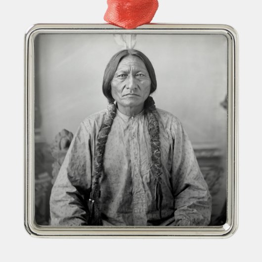 ラコタのリーダー座るブル先住民アメリカインディアン メタルオーナメント (正面)