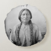 ラコタのリーダー座るブル先住民アメリカインディアン ラウンドクッション (裏面)