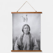 ラコタのリーダー座るブル先住民アメリカインディアン 吊り下げ型タペストリー (正面)