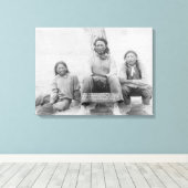 ラコタインディアン10代の若者インウェスタンドレス キャンバスプリント (インサイチュ (ウッドフロア))